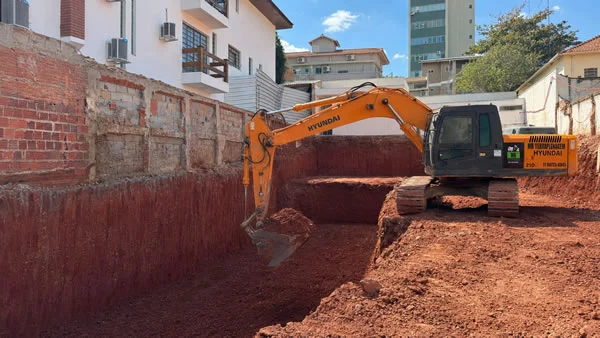Máquina realizando terraplenagem em terreno em Jundiaí