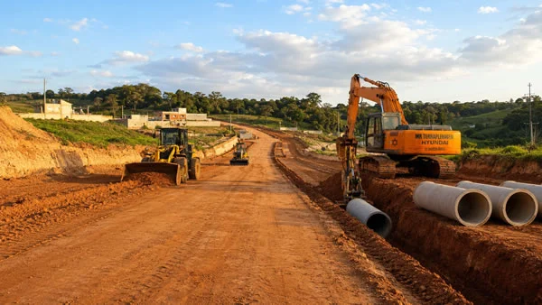Máquina realizando terraplenagem em terreno em Jundiaí