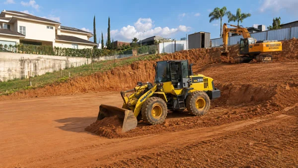 Máquina realizando terraplenagem em terreno em Jundiaí